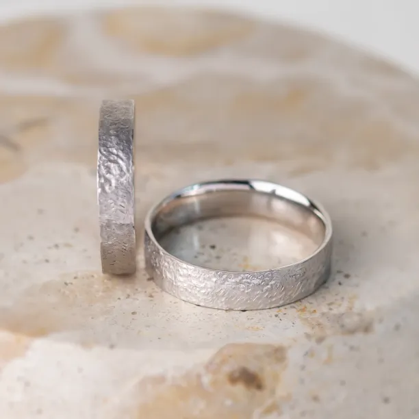 Zlaté snubní prsteny s nerovným povrchem Uilliam Image