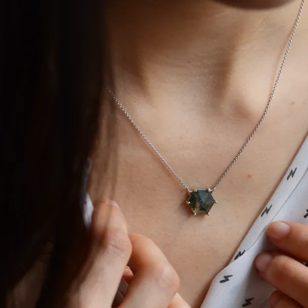 Zlatý přívěsek s hexagonem mechového achátu ALISI Image