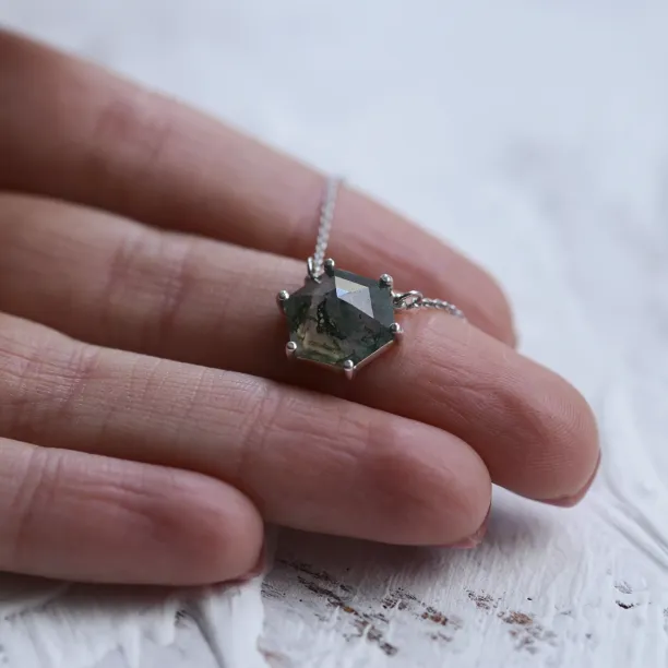 Zlatý přívěsek s hexagonem mechového achátu ALISI Image