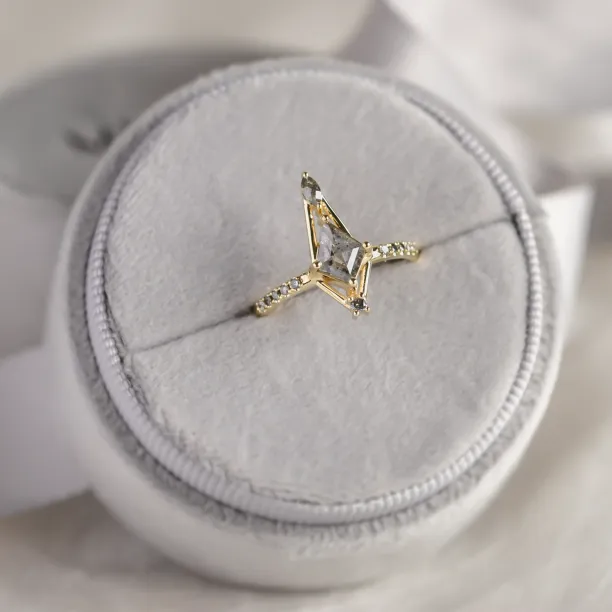 Extravagantní prsten se salt and pepper diamanty SANIA Image