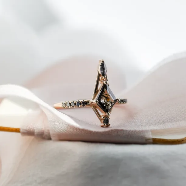 Extravagantní prsten se salt and pepper diamanty SANIA Image