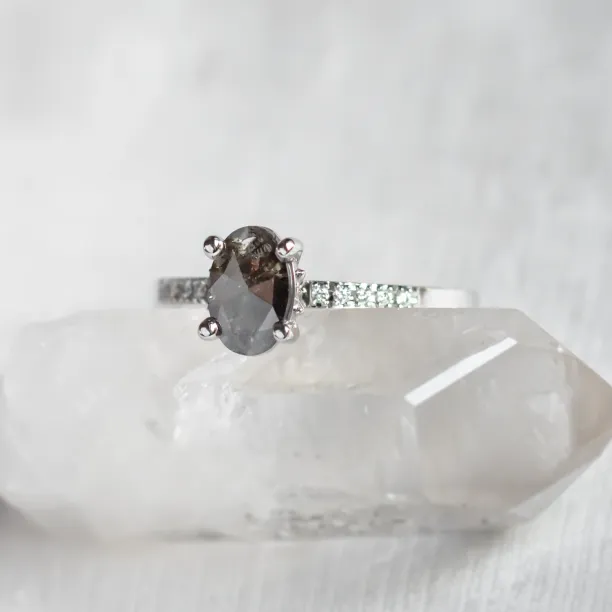 Zlatý prsten s oválným salt´n´pepper diamantem ROXANE Image