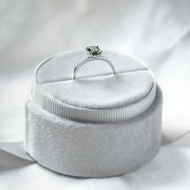 Zlatý prsten s oválným salt´n´pepper diamantem ROXANE Image