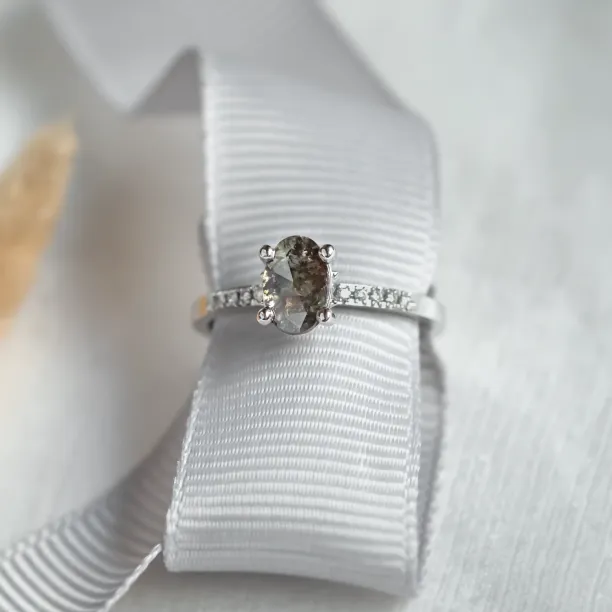 Zlatý prsten s oválným salt´n´pepper diamantem ROXANE Image