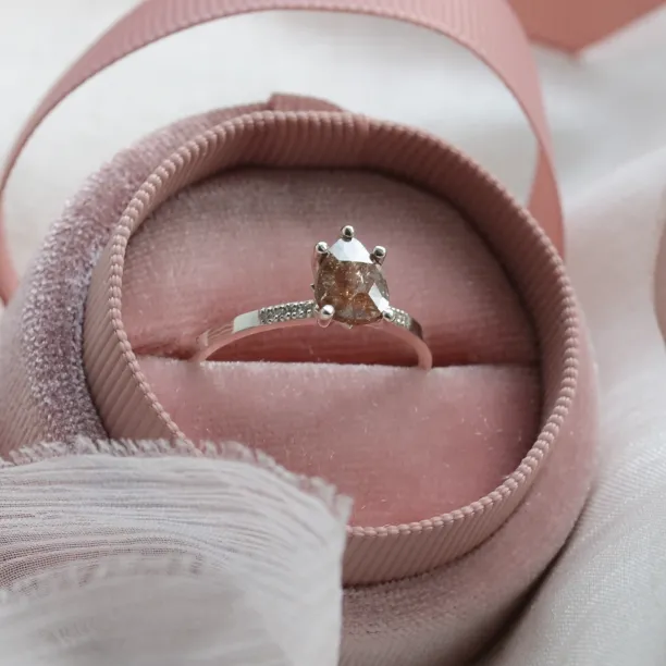 Zlatý prsten se salt and pepper diamantem ROXANE Image