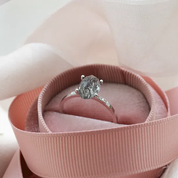 Minimalistický prsten s oválným rutil quartzem a diamanty ROXANE Image