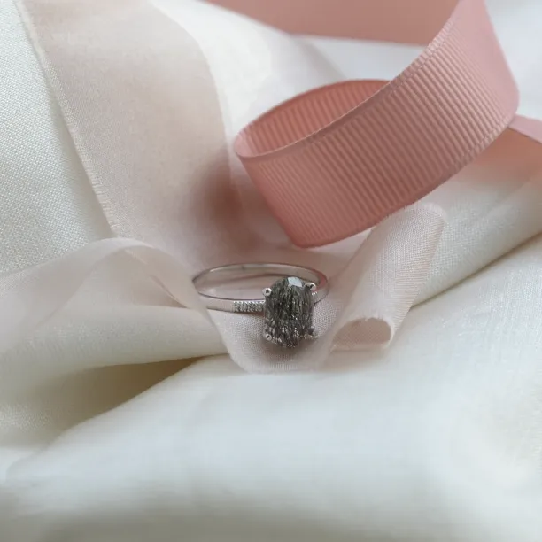 Minimalistický prsten s oválným rutil quartzem a diamanty ROXANE Image