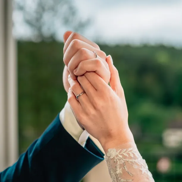 Nerovnoměrné matné snubní prsteny ze zlata LUAMA Image