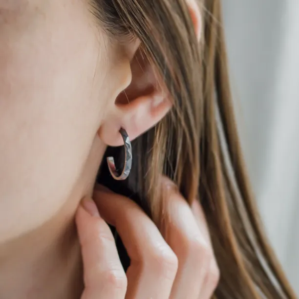 Černé kruhové náušnice ze zlata LIV Image