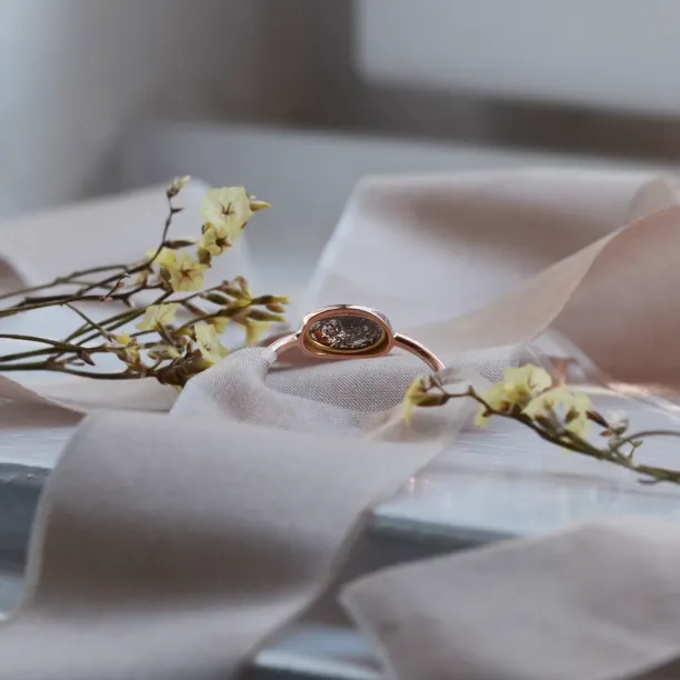 Zlatý prsten s oválným salt and pepper diamantem KARLIN Image