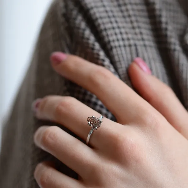 Zlatý prstýnek se salt and pepper diamantem a malými diamanty ROXANE Image