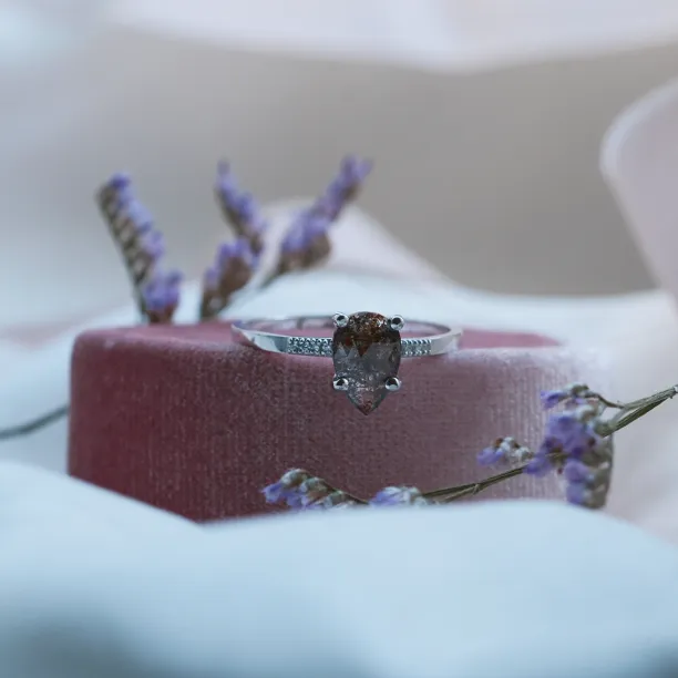 Zlatý prstýnek se salt and pepper diamantem a malými diamanty ROXANE Image