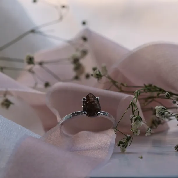 Zlatý prstýnek se salt and pepper diamantem a malými diamanty ROXANE Image