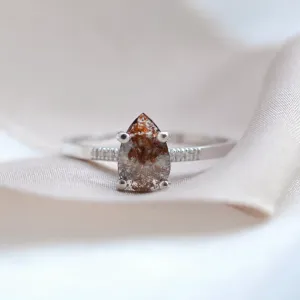 Zlatý prstýnek se salt and pepper diamantem a malými diamanty ROXANE Thumbnail