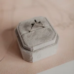 Majestátní zlatý prsten se salt and pepper diamanty FIERIA Thumbnail