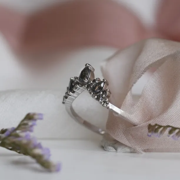 Majestátní zlatý prsten se salt and pepper diamanty FIERIA Image