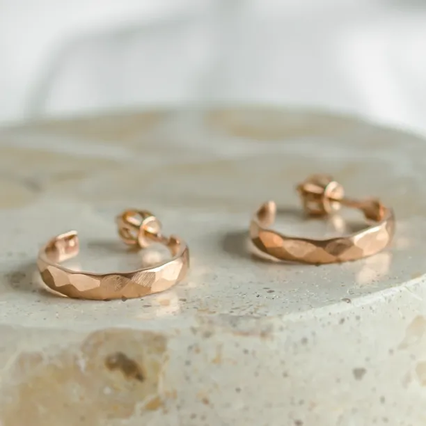 Zlaté kruhové náušnice s nerovnoměrným tvarem BREE Image