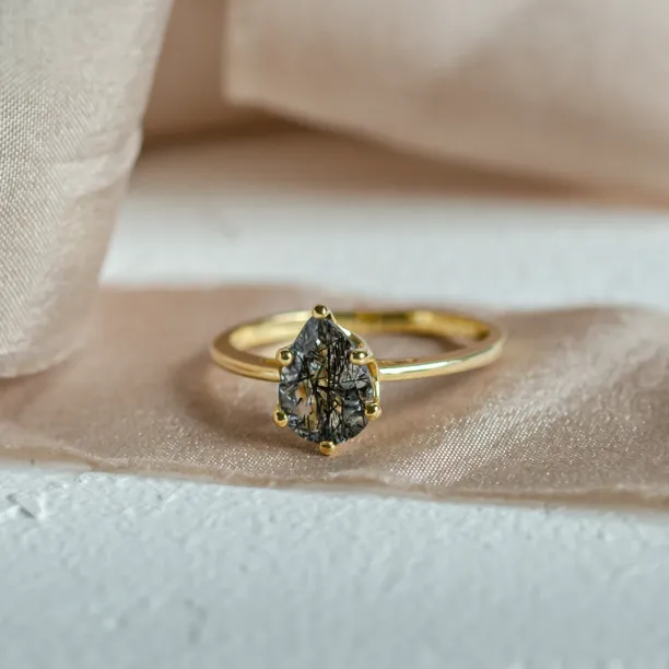 Zlatý prsten s quartzem ve tvaru kapky OLLY Image