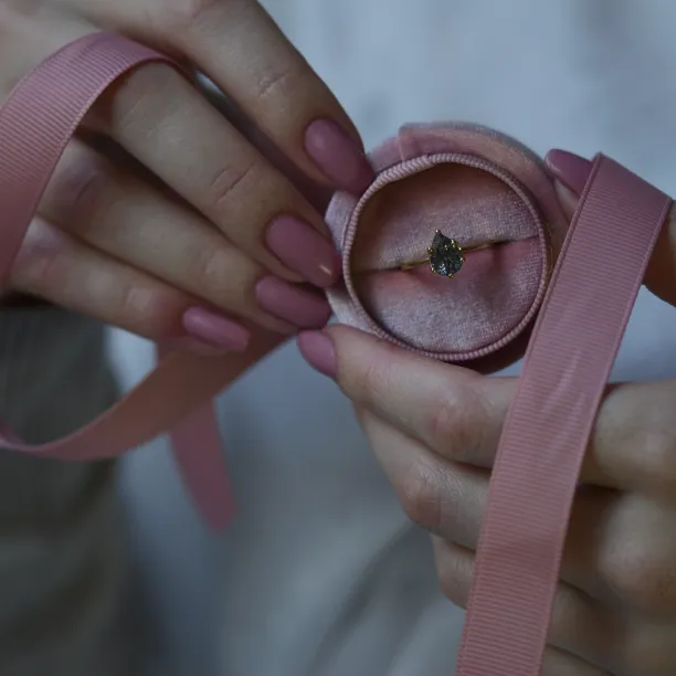 Zlatý prsten s quartzem ve tvaru kapky OLLY Image