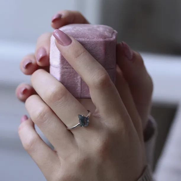 Minimalistický prsten ze zlata s mechovým achátem BERTA Image