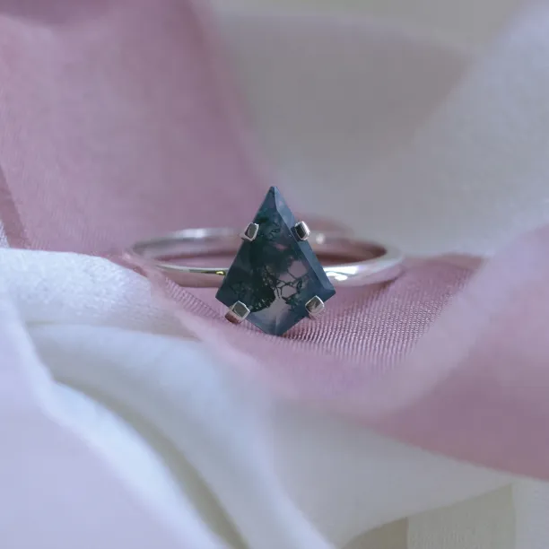 Minimalistický prsten ze zlata s mechovým achátem BERTA Image