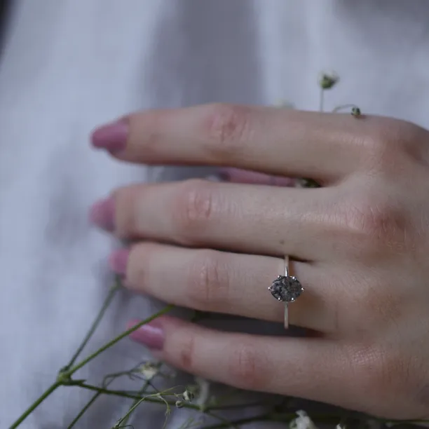 Zlatý prsten s oválným salt and pepper diamantem OLLY Image