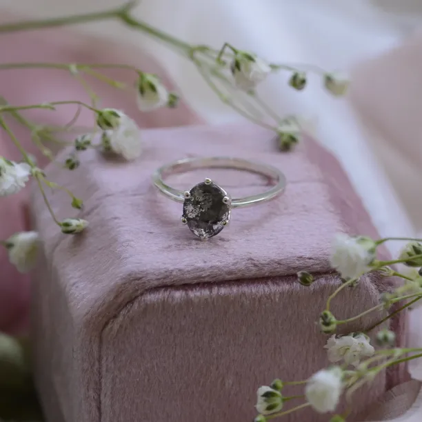 Zlatý prsten s oválným salt and pepper diamantem OLLY Image