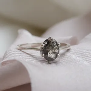 Zlatý prsten s oválným salt and pepper diamantem OLLY Thumbnail