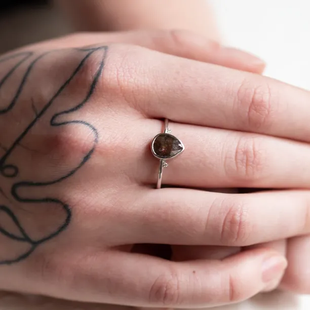 Zlatý prsten se salt and pepper diamantem a postranními diamanty KERRI Image