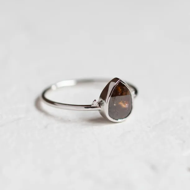 Zlatý prsten se salt and pepper diamantem a postranními diamanty KERRI Image