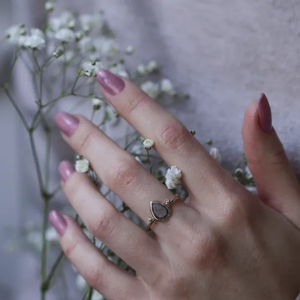 Zlatý prsten se salt and pepper diamantem a postranními diamanty KERRI Image