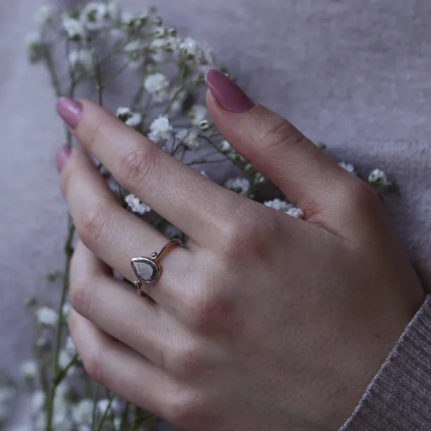 Zlatý prsten se salt and pepper diamantem a postranními diamanty KERRI Image