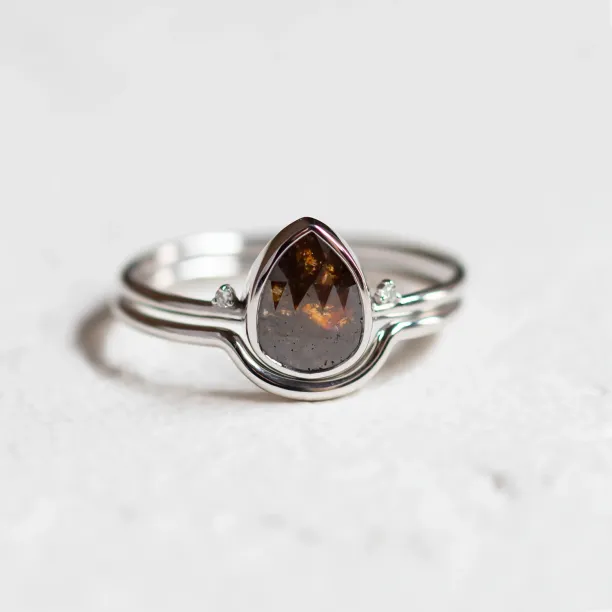 Zlatý prsten se salt and pepper diamantem a postranními diamanty KERRI Image