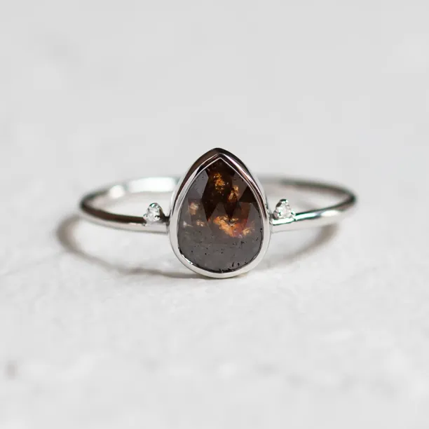 Zlatý prsten se salt and pepper diamantem a postranními diamanty KERRI Image