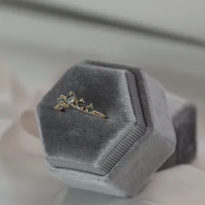 Jemně zahnutý prsten se salt and pepper diamanty FERO Thumbnail