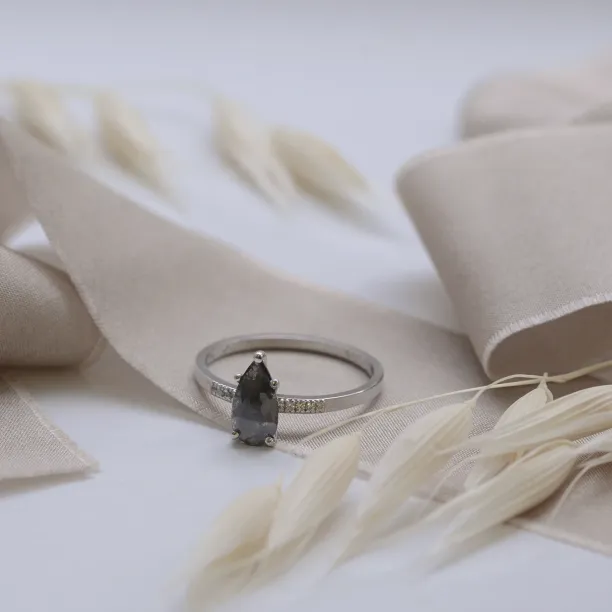 Prsten ze zlata s diamantem salt and pepper a postranními diamanty ROXANE Image