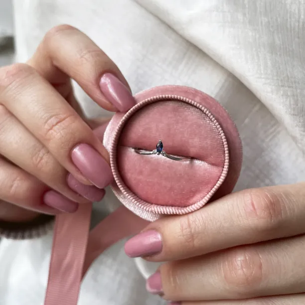 Minimalistický prsten se safírem a dvěma malými diamanty JANIS Image