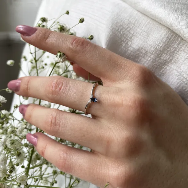 Minimalistický prsten se safírem a dvěma malými diamanty JANIS Image