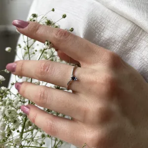 Minimalistický prsten se safírem a dvěma malými diamanty JANIS Thumbnail