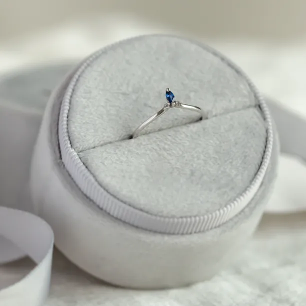 Minimalistický prsten se safírem a dvěma malými diamanty JANIS Image