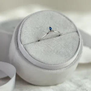 Minimalistický prsten se safírem a dvěma malými diamanty JANIS Thumbnail