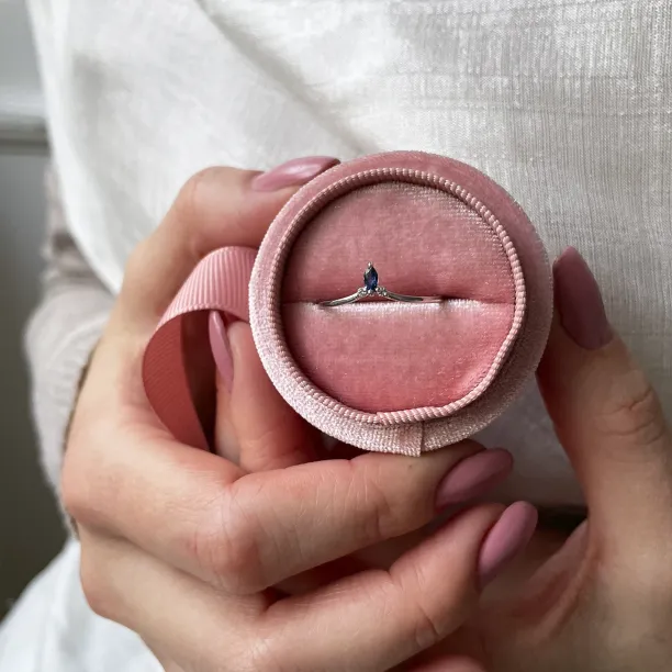 Minimalistický prsten se safírem a dvěma malými diamanty JANIS Image