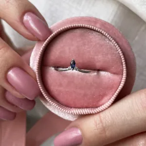 Minimalistický prsten se safírem a dvěma malými diamanty JANIS Thumbnail