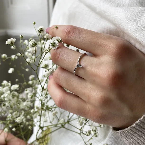 Minimalistický prsten se salt and pepper diamantem a dvěma malými diamanty JANIS Image