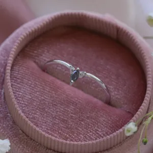 Minimalistický prsten se salt and pepper diamantem a dvěma malými diamanty JANIS Thumbnail