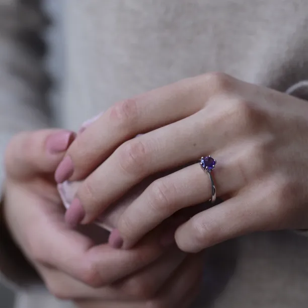 Minimalist gold ring with amethyst STAMI Image