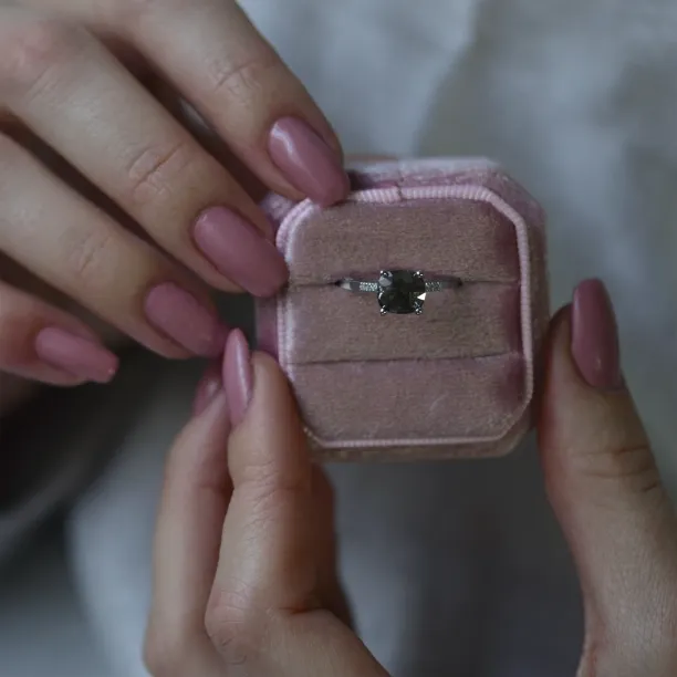 Zlatý prsten se salt and pepper diamantem a postranními diamanty ROXANE Image