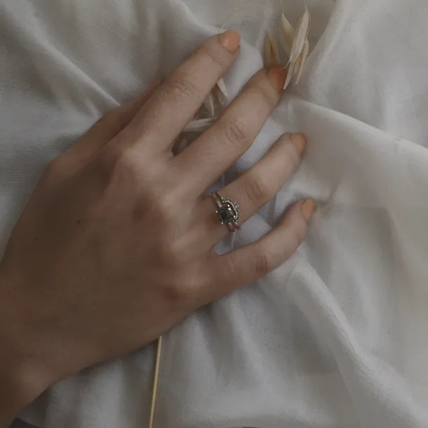 Zlatý prsten se salt and pepper diamantem a postranními diamanty ROXANE Image