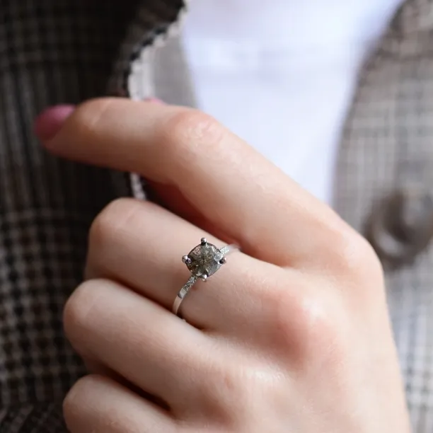 Zlatý prsten se salt and pepper diamantem a postranními diamanty ROXANE Image