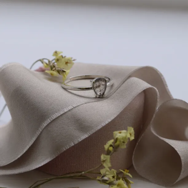 Zlatý prsten se salt and pepper diamantovou kapkou BERTA Image